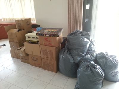ארגזים ושקיות לאחר פינוי בית אגרן כפייתי